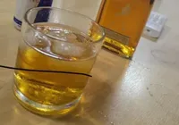 Foto de Whisky em gabinete de prefeito pode gerar CPI na Bahia