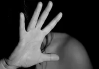 Funcionário é preso após tentar beijar à força colegas de trabalho