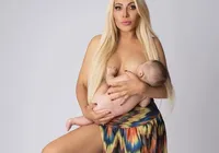 Funkeira é criticada ao postar foto amamentando o filho: "Nada de errado" imagem