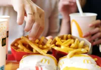 Gigantes do fast food ofertam lanche grátis a descontos de 50%