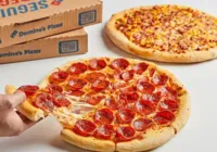 Grande rede de pizzaria vai distribuir pizza de graça neste domingo imagem