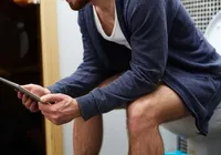 Hábito de usar celular no banheiro eleva em 46% o risco de hemorroidas