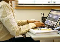 Home office com salário em dólar; saiba como ganhar muito sem sair de casa imagem