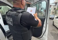 Homem investigado por armazenar pornografia infantil é preso com armas