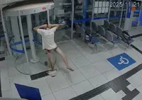 Homem tenta roubar banco, mas fica preso de cueca em porta giratória
