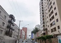 Idoso morre após cair da sacada ao instalar decoração de Natal