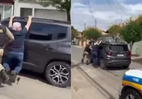 Idoso se pendura em carro para impedir roubo e é arrastado