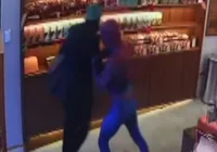 Impedido de furtar por 'Homem-Aranha' é preso com arma falsa na Bahia