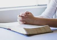 Influenciadora denuncia intolerância após aprovação da Bíblia nas escolas: "Quintal da igreja"