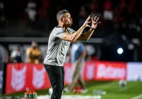 Jair Ventura exalta torcida e celebra vitória no Ba-Vi: "Convencemos" imagem