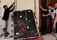 Jeitinho brasileiro? Homem usa bateria de carro para criar sistema solar doméstico