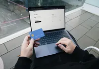 Jovens brasileiros trocam o Google por IA e redes sociais nas compras imagem