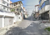 Ladeira na Liberdade é interditada após caminhão tombar na via