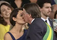 Michelle se declara apaixonada para Bolsonaro: "Te amo, galego" imagem