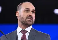 Moraes aponta 'fuga' de Eduardo Bolsonaro e adota medida mais rígida imagem