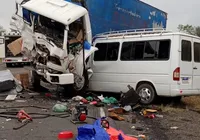 Motorista de van morre em acidente na Bahia após bater em carreta-baú