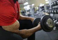 Não te ajudar a crescer! Saiba quais são os exercícios mais inúteis na academia imagem