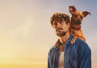 O cachorro caramelo morre no final do filme da Netflix? imagem