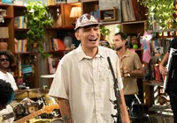 O que é Tiny Desk? Conheça projeto musical que chegou ao Brasil imagem