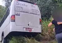 Ônibus que transportava estudantes cai em barranco de rodovia na Bahia
