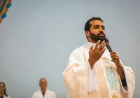Padre é denunciado por abuso sexual durante oração na igreja