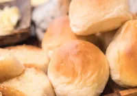 Pãozinho saudável para café da manhã: receita fácil leva iogurte e aveia imagem