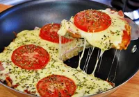 Pizza de frigideira em 10 minutos: essa receita é ideal para o fim de semana