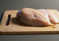 Por que você nunca deve lavar o frango cru antes de cozinhar imagem