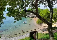 Praia famosa de Salvador vive polêmica por comércio desordenado