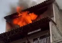 Prédio onde funciona escola infantil pega fogo e assusta pais