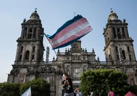 Projeto que veda cartazes de crianças trans avança na Câmara