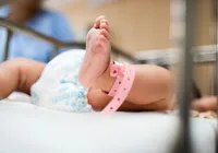 Recém-nascida é encontrada na descarga de vaso sanitário imagem