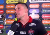 Renato Kayzer reclama de arbitragem e cita “várzea” no Brasileirão