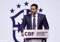 Samir Xaud demonstra insatisfação com arbitragem e afasta árbitros imagem