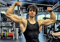 Sem camisa, filho de Xanddy e Carla Perez exibe dieta para campeonato imagem