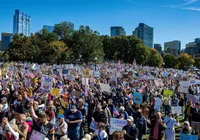 ‘Sem reis’: multidões tomam as ruas dos EUA em protestos contra Trump imagem