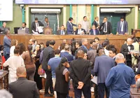 Sob protestos da oposição, Câmara aprova quatro projetos do Executivo