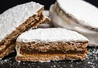 Sobremesa cremosa e fácil: aprenda a fazer palha italiana na travessa imagem