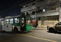 Suspeitos tomam chave de ônibus e atravessam coletivo na Via Regional