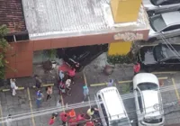 Susto: carro desgovernado bate e  invade fachada de padaria na Graça