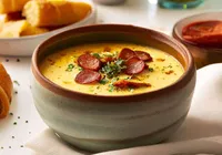 Tá frio aí? Essa receita fácil de caldo de mandioca vai aquecer seu dia