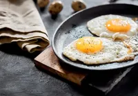 Truque com vinagre deixa o ovo frito perfeito; veja como fazer em casa