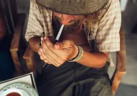 Usuários de drogas começam a ser multados ao fumar em local público imagem