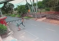 VÍDEO: Idoso é agredido com voadora durante roubo de celular