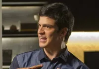 VÍDEO: ex-ator da Globo dá tapa e derruba celular de fã