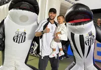 VÍDEO: filha de Neymar é atingida por bola na cabeça e chora