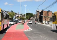 VÍDEO: homem é agredido por passageiros após tentar assaltar ônibus em Salvador imagem