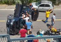 VÍDEO: idosa fica ferida após carro capotar no bairro do Costa Azul