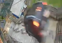 Vídeo: Motorista perde o controle e carro despenca em escadaria imagem