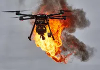 Vídeo: drones pegam fogo e caem sobre o público durante apresentação imagem